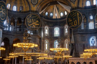 İSTANBUL, TÜRKEYE - 12 Ekim 2021: şimdi Hagia Sou Camii 'nin içi. Ayasofya, İstanbul. Bizans mimarisinin dünyaca ünlü anıtı.