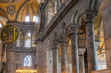 İSTANBUL, TÜRKEYE - 12 Ekim 2021: şimdi Hagia Sou Camii 'nin içi. Ayasofya, İstanbul. Bizans mimarisinin dünyaca ünlü anıtı. Süslü katedraldeki ışıklar ve pencereler