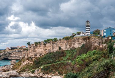 Sile, İstanbul, Türkiye, Karadeniz yakınlarındaki Kayalıklarda Deniz Feneri. Deniz kenarındaki kayalıklarda deniz feneri. Okyanus kıyısında kayalar ve deniz feneri