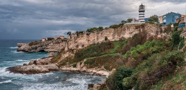 Sile, İstanbul, Türkiye, Karadeniz yakınlarındaki Kayalıklarda Deniz Feneri. Deniz kenarındaki kayalıklarda deniz feneri. Okyanus kıyısında kayalar ve deniz feneri. geniş panorama