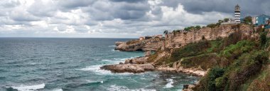 Sile, İstanbul, Türkiye, Karadeniz yakınlarındaki Kayalıklarda Deniz Feneri. Deniz kenarındaki kayalıklarda deniz feneri. Okyanus kıyısında kayalar ve deniz feneri. geniş panorama