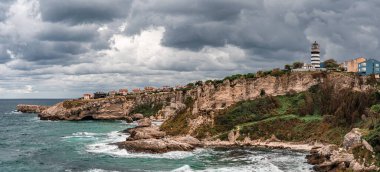 Sile, İstanbul, Türkiye, Karadeniz yakınlarındaki Kayalıklarda Deniz Feneri. Deniz kenarındaki kayalıklarda deniz feneri. Okyanus kıyısında kayalar ve deniz feneri. geniş panorama