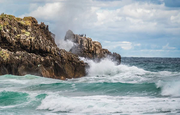 Морський Пейзаж Похмурим Небом Гострими Скелями Великими Хвилями Морі Міцні — стокове фото