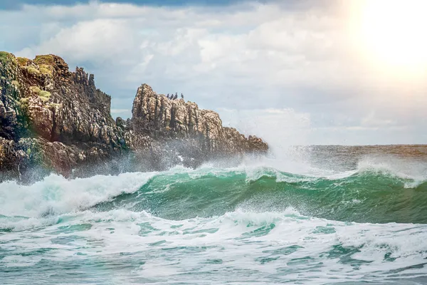 Океанська Вода Розбризкує Кам Яному Пляжі Красивим Небом Сонця Хмарами — стокове фото