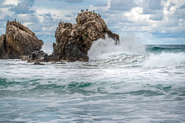 Океанська Вода Розбризкує Кам Яному Пляжі Красивим Небом Хмарами Морська — стокове фото