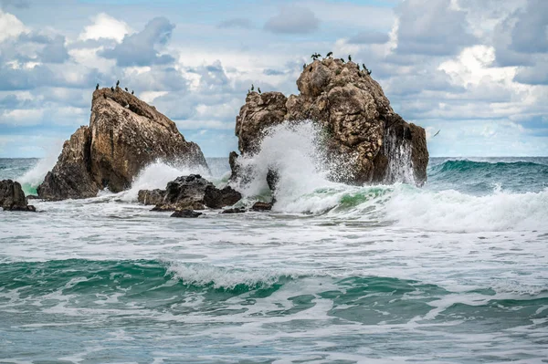 Океанська Вода Розбризкує Кам Яному Пляжі Красивим Небом Хмарами Морська — стокове фото
