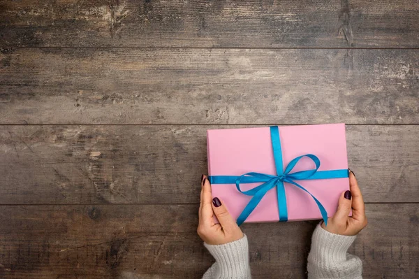 Valentijnsdag Compositie Met Vrouwen Handen Houden Roze Geschenkdoos Witte Achtergrond — Stockfoto