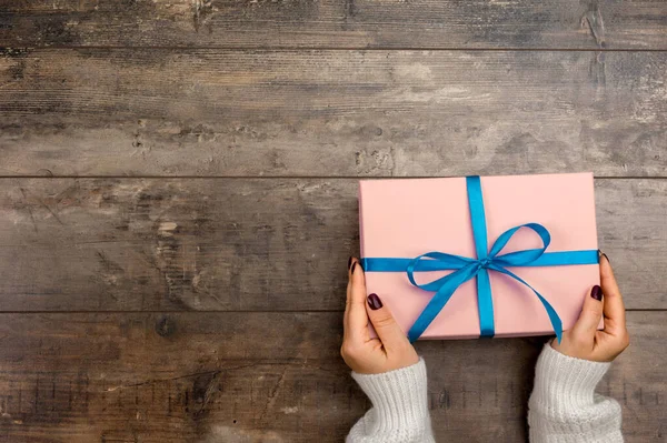 Gevoelig Uitzicht Een Vrouw Met Een Ingepakt Kerstcadeau Vrouw Met — Stockfoto