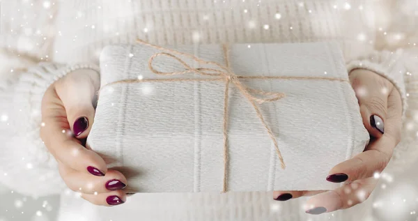 Vrouw Handen Met Witte Trui Met Kerst Geschenkdoos Voor Speciale — Stockfoto