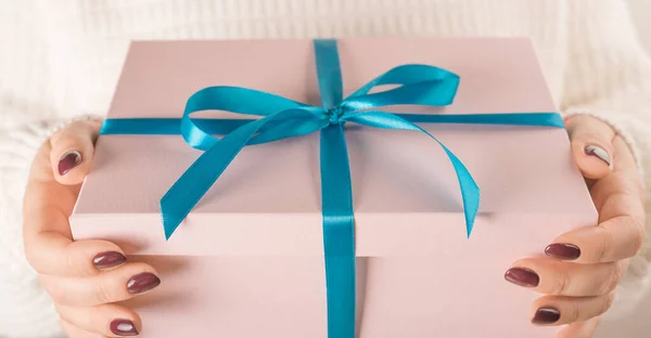 Руки Розовой Подарочной Коробкой Упаковке Голубой Лентой Женщина Держит Подарочную Лицензионные Стоковые Фото