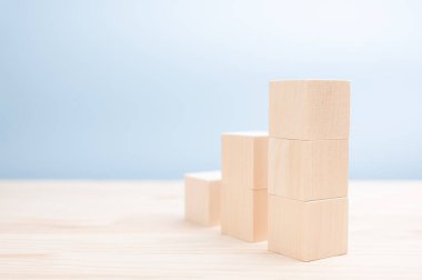 Model görüntüsü. Simgeler, semboller ya da metinler için tahta küplerden bir merdiven. İş ve tasarım. Bir iş büyüme kavramı yaratmak için örüntü