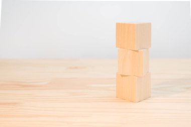 Yaratıcı kavramlarınızı yaratmak için metin, simge, işaret ve semboller için üç tahta küp. Boş tahta küpleri taklit et. Tahta masadaki bloklar