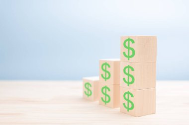 Dolarlı tahta bloklardan yapılmış merdiven. Yükselt, yükselt, büyüt, büyüt. Finansal ya da iş büyüme kavramı. Tahta küplerde dolar simgeleri. çoklu uzay. Para, başarı konsepti. Finansal kazanç