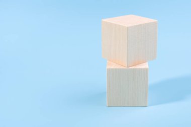 Metnin için iki tahta küp, simgeler, işaretler ve semboller yaratıcı kavramlarını yaratmak için. Boş tahta küpleri taklit et. Tahta masadaki bloklar