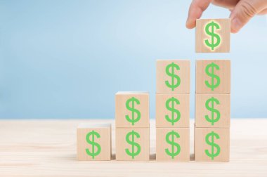 Dolarlı tahta bloklardan yapılmış merdiven. Yükselt, yükselt, büyüt, büyüt. İş istatistikleri. Kariyer, para, başarı konsepti. Finansal kazanç