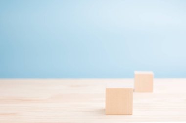 Metnin için iki tahta küp, simgeler, işaretler ve semboller yaratıcı kavramlarını yaratmak için. Boş tahta küpleri taklit et. Tahta masadaki bloklar