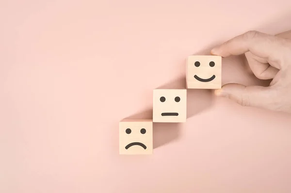 Evaluación Clientes Con Icono Feliz Sobre Fondo Rosa Bloque Cubo — Foto de Stock