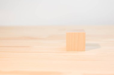 Yaratıcı kavramlarınızı yaratmak için bir tahta küp, simgeler, işaretler ve semboller. Boş tahta küpü taklit et. Ahşap masada blok