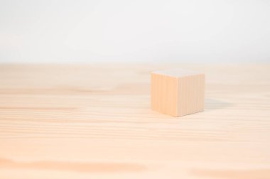 Yaratıcı kavramlarınızı yaratmak için bir tahta küp, simgeler, işaretler ve semboller. Boş tahta küpü taklit et. Ahşap masada blok