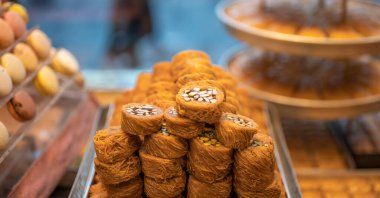 Doğulu tatlılar, baklava. İstanbul, Türkiye 'nin tarihi merkezindeki pazarda tatlı yiyecek, kuru meyve, baklava ve doğu hamur işleri. Doğu Arapça Türk Tatlıları ve tatlıları