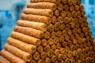 Geleneksel doğu tatlıları fındıklı baklava. Doğu tatlıları geniş bir yelpazede, baklava, Türk tatlısı badem, kaju ve şam fıstığı tabakta