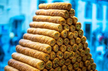 Geleneksel doğu tatlıları fındıklı baklava. Lezzetli tatlılık, Bal baklavası. Geleneksel oryantal tatlı. Cevizli tatlı puf böreği. Yemek arkaplanı. Yumuşak odaklanma. Yakın çekim.