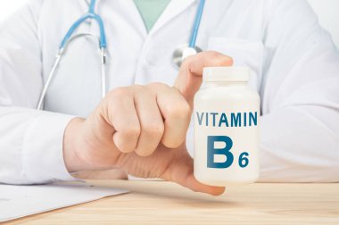 B6 vitamini ve insan sağlığı için takviye. Doktor B6 vitamini almanı tavsiye ediyor. Doktor B6 vitamininin faydalarından bahsediyor. İnsanlar için temel vitamin ve mineraller. B Vitamin Sağlığı Konsepti.