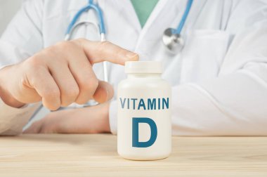 D vitamini ve insan sağlığı için takviyeler. Doktor D vitamini almayı öneriyor. D vitamini ve insanlar için gerekli vitaminler hakkında konuşuyor. D Vitamin Sağlığı Konsepti.