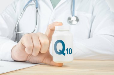 Q10, Coenzim, insan sağlığı için COQ10 takviyesi. Doktor COQ10 almayı öneriyor. Doktor Q10 'un faydalarından bahsediyor, aynasız. İnsanlar için temel vitamin ve mineraller. Koenzim q10 Sağlık Konsepti.