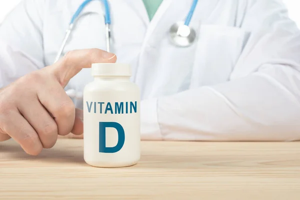 비타민 인간의 건강을 보충제 의사는 비타민 복용하는 필수적 비타민 인간을 — 스톡 사진