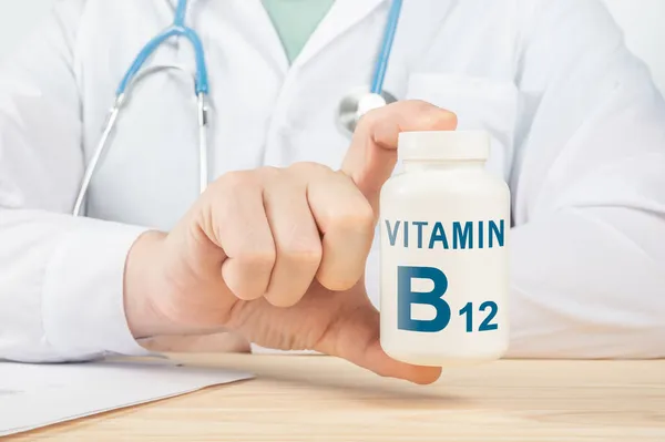 Витамин В12 Добавки Здоровья Человека Доктор Рекомендует Принимать Витамин B12 — стоковое фото
