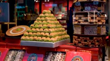 İSTANBUL, TURKEY - 12 Ekim 2021: baklava tatlıları. Türkçe tatlı baklavası. İstanbul 'da dükkan vitrininde baklava piramidi