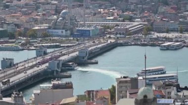 İSTANBUL, TURKEY - 29 Ekim 2021: Boğaz ve Altın Boynuz Körfezi, hava manzaralı. İstanbul Galata Köprüsü. Galata Kulesi 'nden İstanbul manzarası