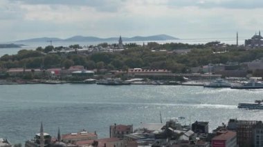 İSTANBUL, TURKEY - 29 Ekim 2021: Boğaz ve Altın Boynuz Körfezi, hava manzaralı. İstanbul Galata Köprüsü. Galata Kulesi 'nden İstanbul manzarası