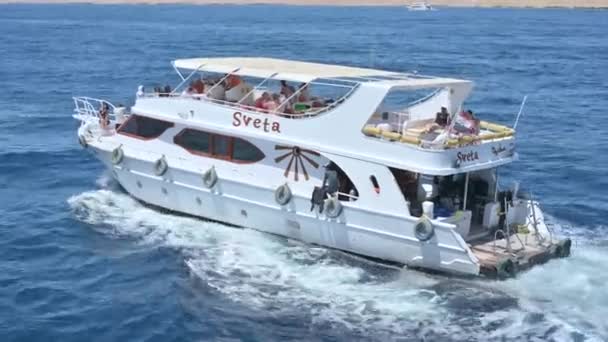 沙姆沙伊赫 2021年10月12日 游轮在波浪中漂浮 在红海中留下痕迹 与游客一起乘船旅行的游艇 — 图库视频影像
