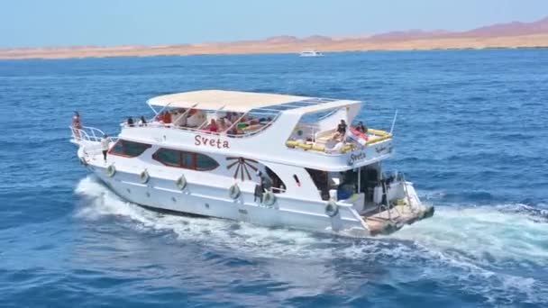 エジプト シャルム シェイク 2021年10月12日 クルーズボートは波に浮かんでおり 紅海にトレイルを残します ボート旅行で観光客とヨット — ストック動画