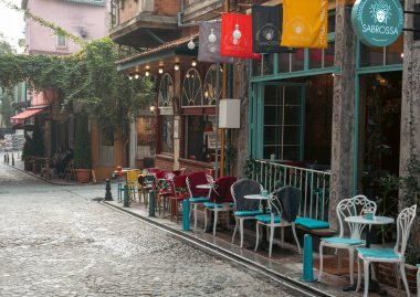 İstanbul, Türkiye - 08 Kasım 2021: Cafe Naftalin sokak manzaralı, Balat ilçesi. Çok popüler ve ünlü bir kafe.