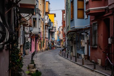 İstanbul, Türkiye - 08 Kasım 2021: İstanbul Balat ilçesi. Balat ilçesinin çok popüler sokak manzaralı evleri