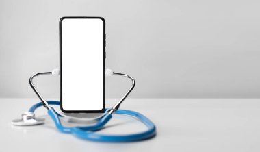 Çevrimiçi doktor. Tıbbi uygulamalar için cep telefonu modeli. Akıllı telefon beyaz ekran modeli ve sağlık uygulaması için steteskop. Uygulamalı sağlık telefonu modeli. Kopyalama alanı olan pankart