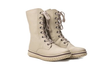 Yüksek bağcıklı botlar. Bağcıklı kış bej kadın botları. Beyaz arka planda izole edilmiş. Kadınlar için rahat kış botları. yan görünüm