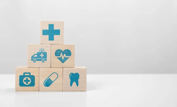 Icono Médico Pirámide Cubos Conceptos Medicina Seguro Salud Bloques Madera Fotos De Stock Sin Royalties Gratis