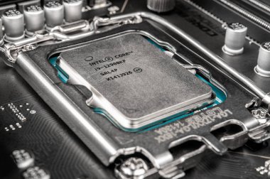 Moskova, Rusya - 12 Ocak 2022: En son Intel i712700 kf işlemci çipi MSI z690 anakartında. Intel dünyanın en büyük yarı iletken çip üreticilerinden biridir. yakın plan