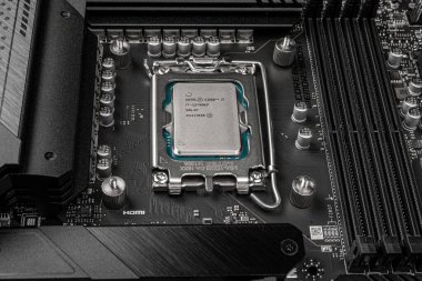Moskova, Rusya - 12 Ocak 2022: En son Intel i712700 kf işlemci çipi MSI z690 anakartında. Intel dünyanın en büyük yarı iletken çip üreticilerinden biridir. Bilgisayar montaj konsepti. yakın plan