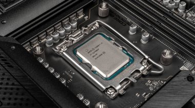 Moskova, Rusya - 12 Ocak 2022: Son Intel i712700 kf işlemci çipi ana kartta. Intel dünyanın en büyük yarı iletken çip üreticilerinden biridir. Arka planda LGA1700 anakart