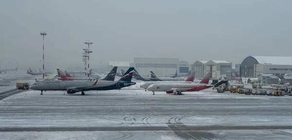 2022年1月12日 俄罗斯莫斯科 Sheremetyevo国际机场 航空公司的波音777客机 下大雪的时候 Sheremetyevo机场C航站楼外 — 图库照片
