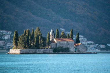 Karadağ 'ın Perast kentindeki Kotor Körfezi' ndeki Aziz George Adası ve St. George Benedictine Manastırı. St. George Adası, Karadağ 'ın Kotor körfezindeki Perast kıyısında küçük bir doğal ada..