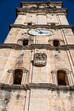 Kotor Körfezi 'ndeki tarihi Perast şehrindeki Katolik Aziz Niklas Kilisesi. Eski Katolik kilisesi. aşağıdan yukarıya görünüm