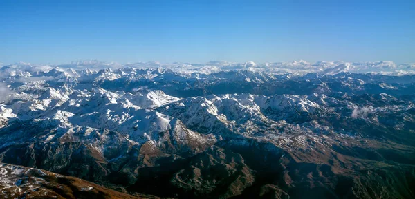 Luchtfoto Bergen Vanuit Het Vliegtuig Vliegen Sneeuw Bergvallei Pure Zon — Stockfoto