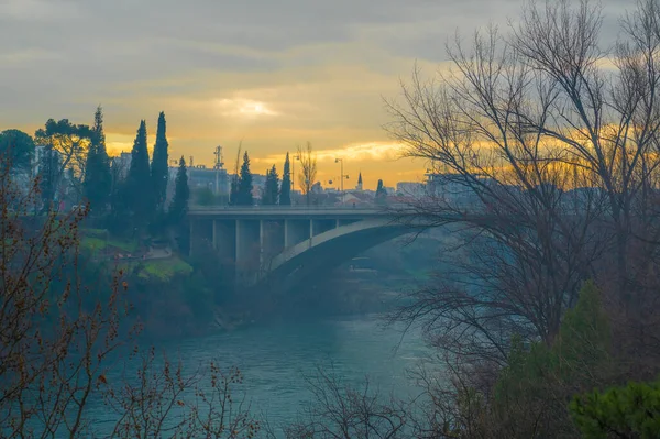 Blazo Jovanovic Puente Sobre Río Moraca Podgorica Capital Montenegro Noche — Foto de Stock