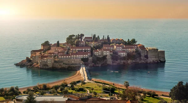 スヴェティ シュテファン Sveti Stefan モンテネグロのアドリア海沿岸にある小さな島と5つ星のホテル リゾートはAman Sveti Stefanとして商業的に知られており 本土の一部が含まれています — ストック写真